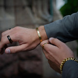 Cuff armband hamrad guld - Lyxery By Sweden AB