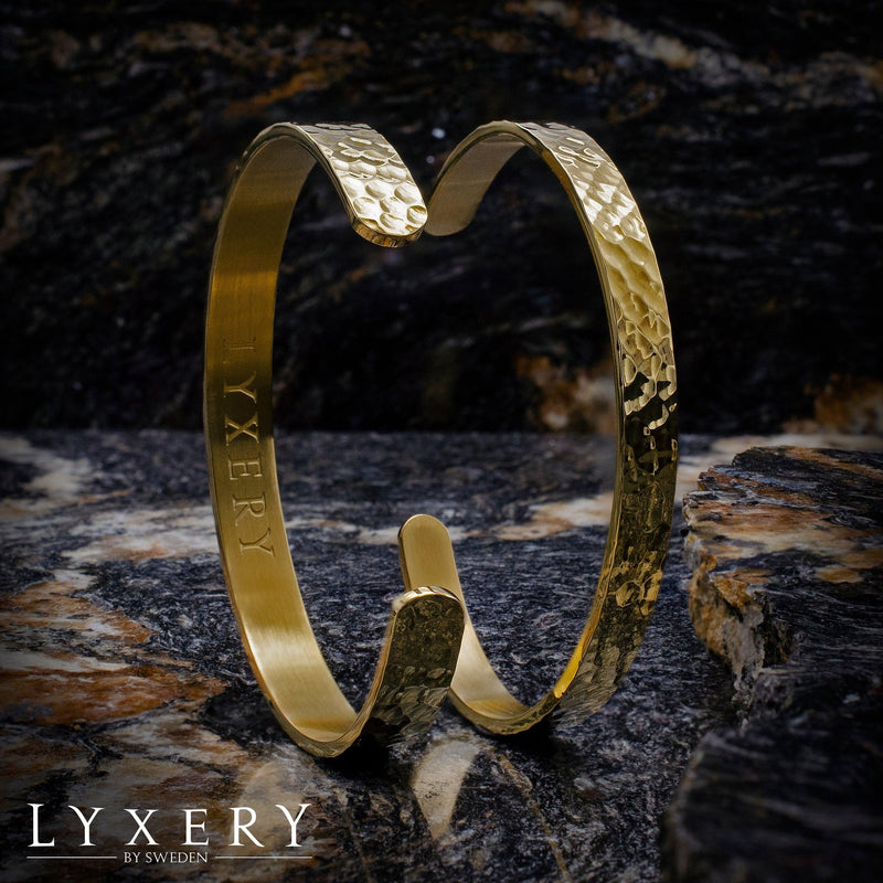 Cuff armband hamrad guld - Lyxery By Sweden AB